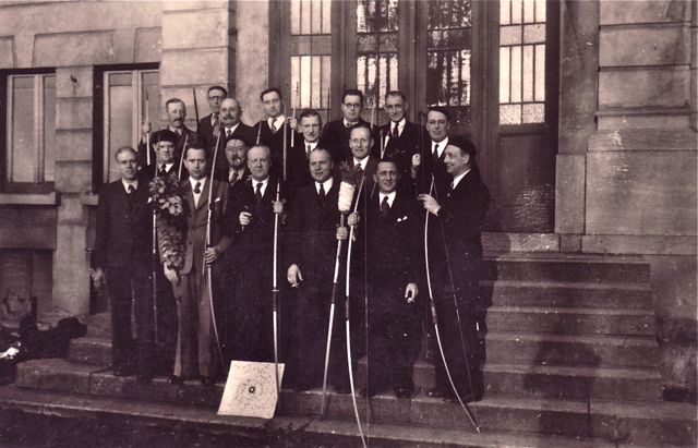 De club bestond nu 37 jaar, zes maanden en acht dagen en eindelijk had iemand, Bernard, midden in de roos geschoten. Dat moest gevierd worden.